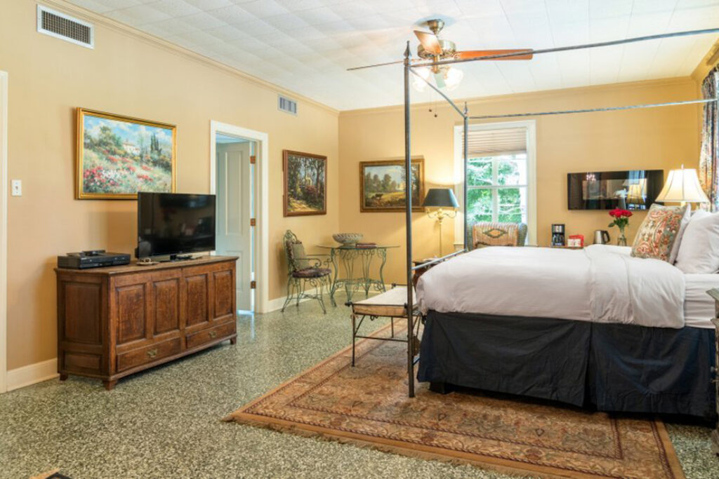 USA_Louisiana_The Stockade Bed and Breakfast_Guest Room_