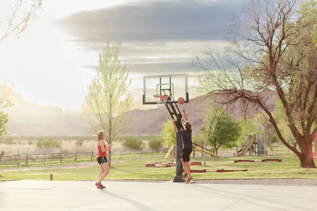 USA_Utah_Aarchway Inn_Basketball Court