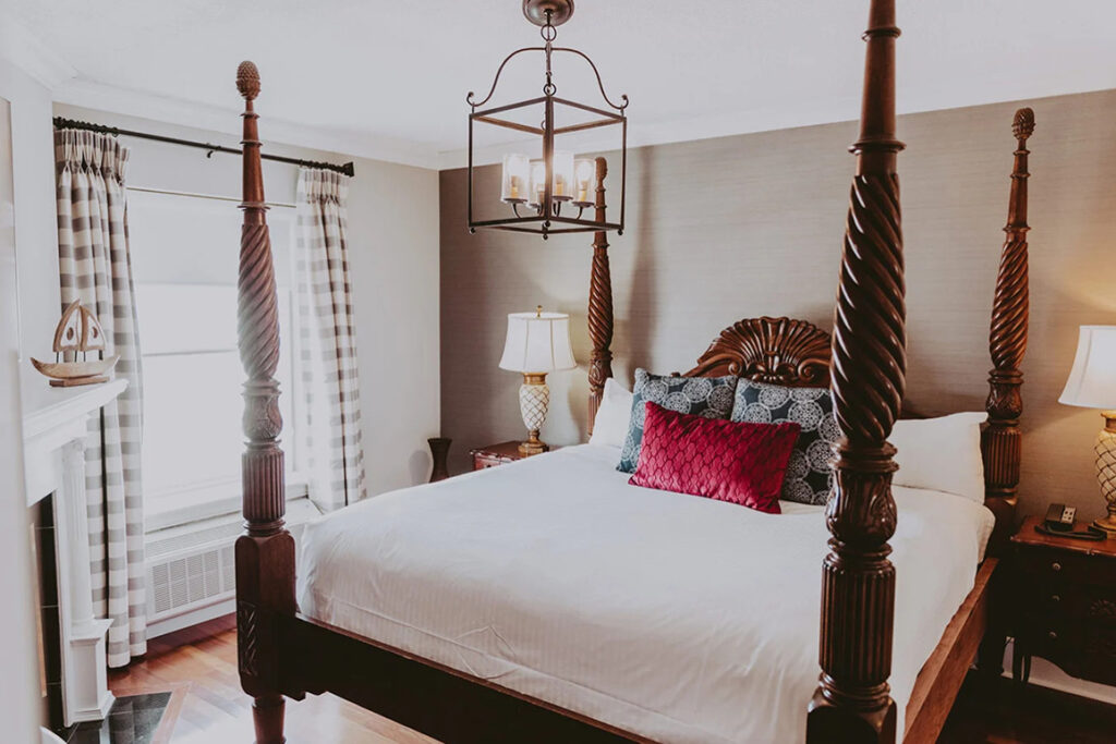 CAN_Ontario_Queens Landing_Guest Room_