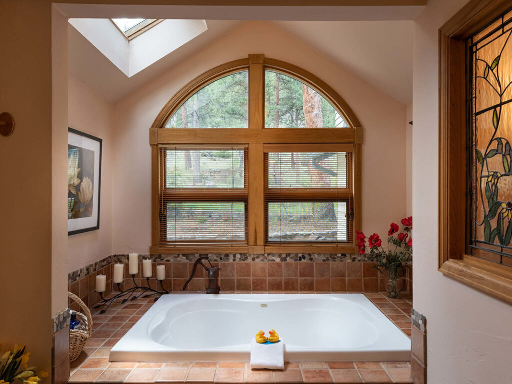 USA_Colorado_Romantic Riversong Inn_Bathtub