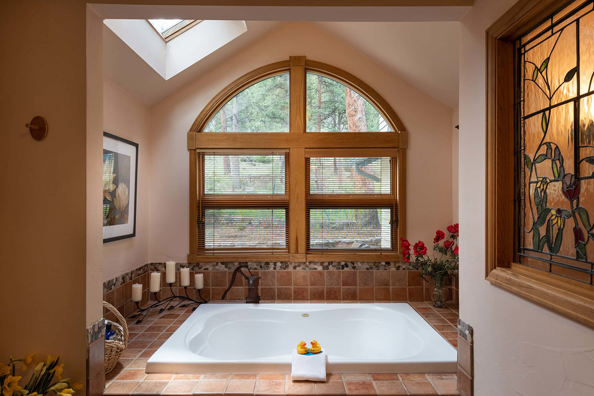 USA_Colorado_Romantic Riversong Inn_Bathtub