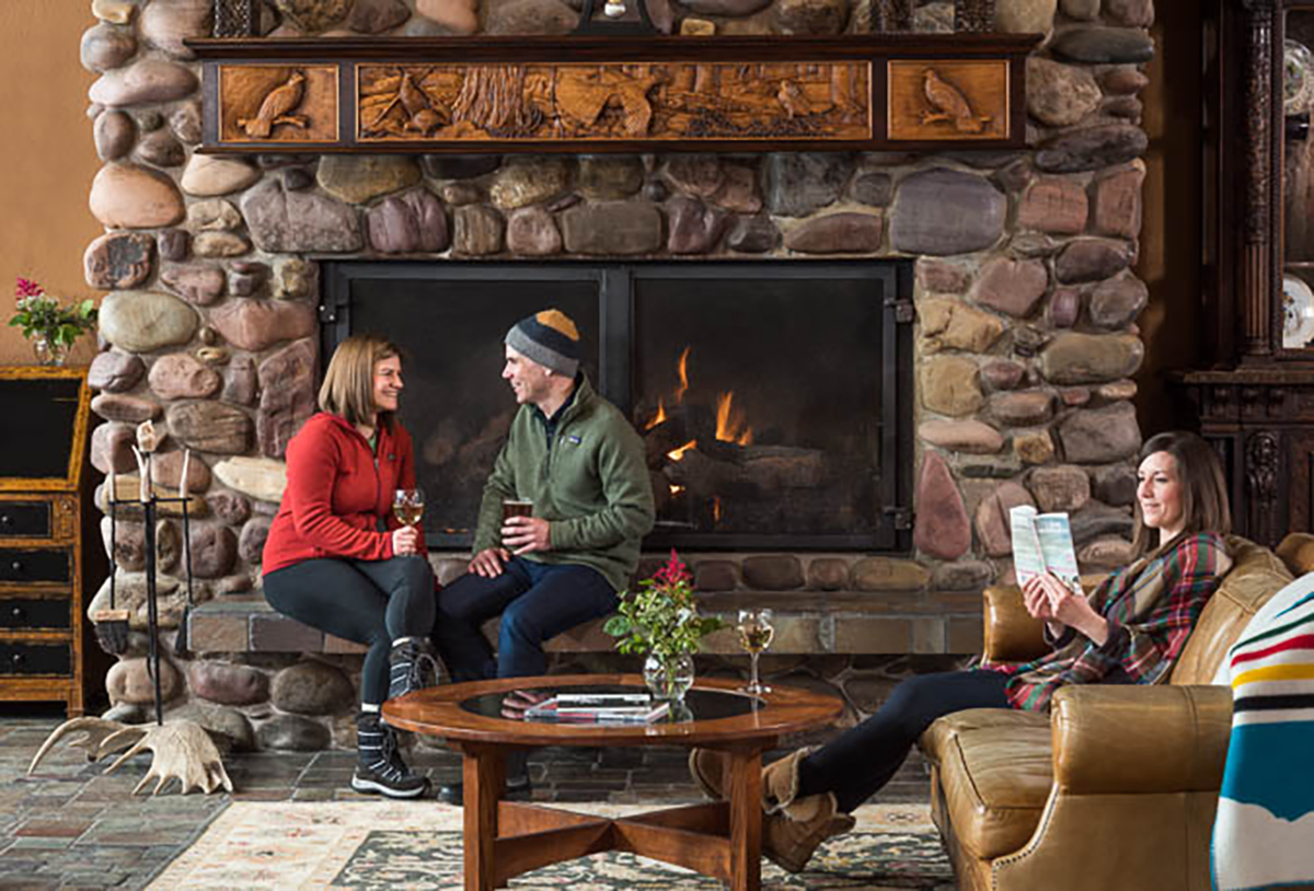 USA_Montana_Grouse Mountain Lodge_Fireplace