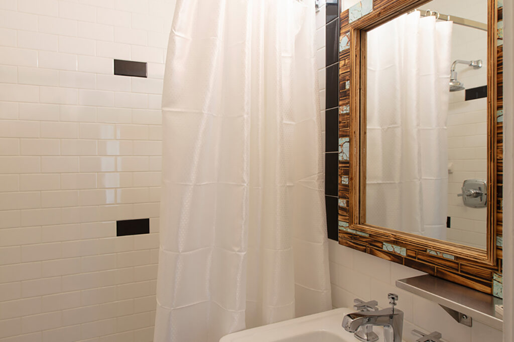 USA_New Mexico_El Rancho Hotel_Bathroom