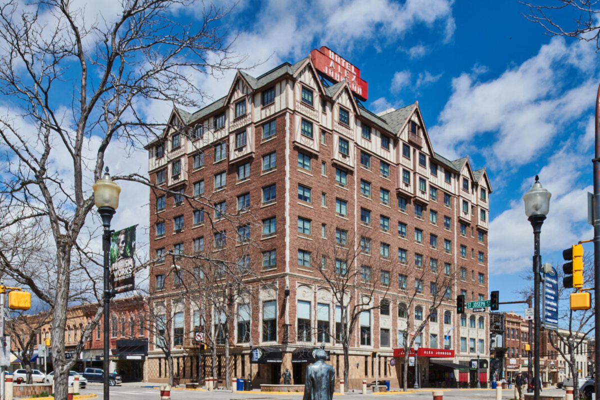 USA_South Dakota_Hotel Alex Johnson_Exterior 2