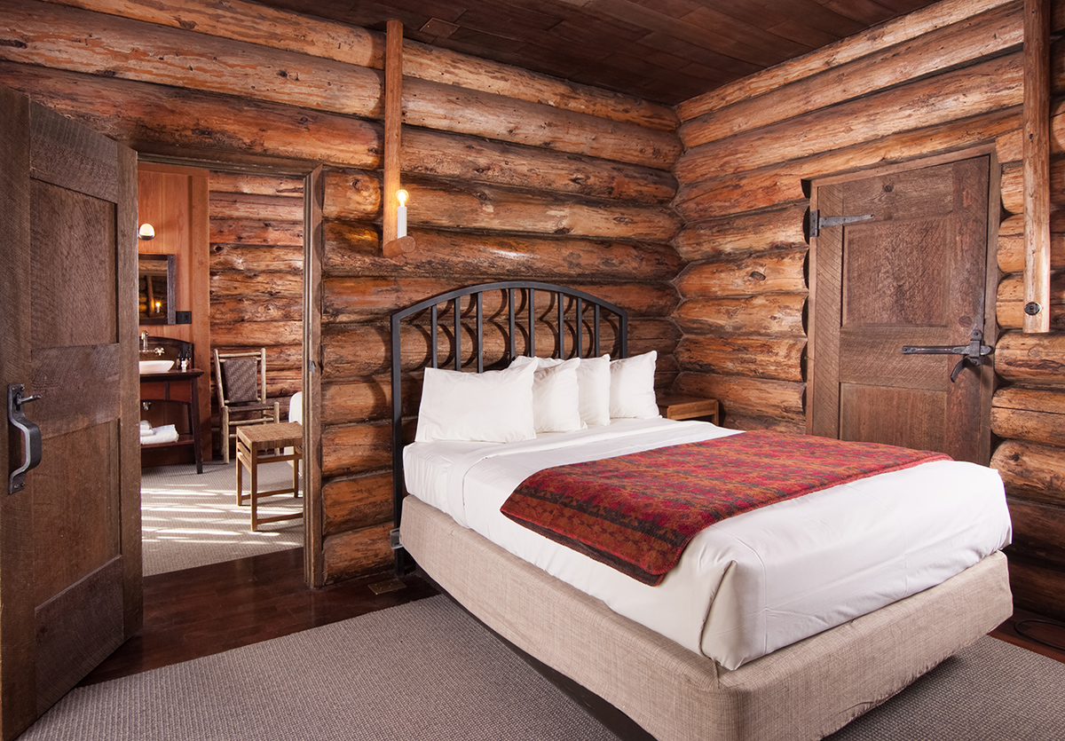 USA_Wyoming_Old Faithfull Inn_Bedroom