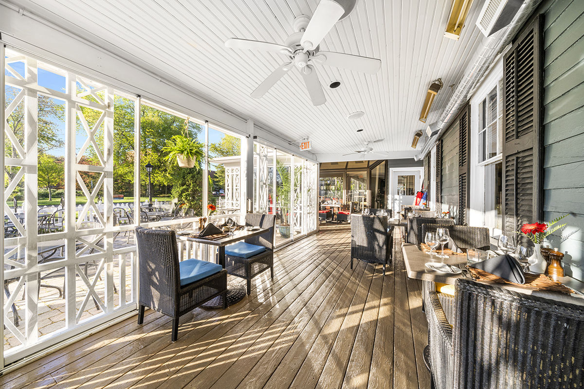 CAN_Ontario_Shaw Club Hotel_Zess Grill Veranda