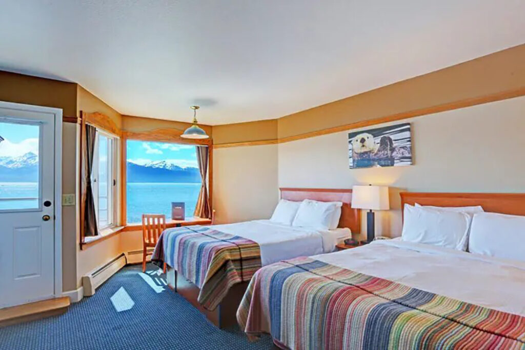 USA_Alaska_Land’s End Resort_Guest room_