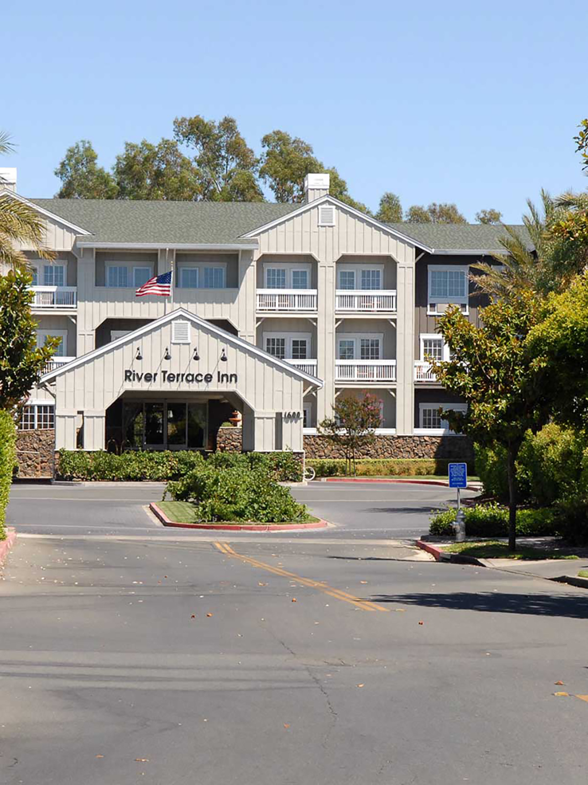 USA_California_River Terrace Inn_Exterior