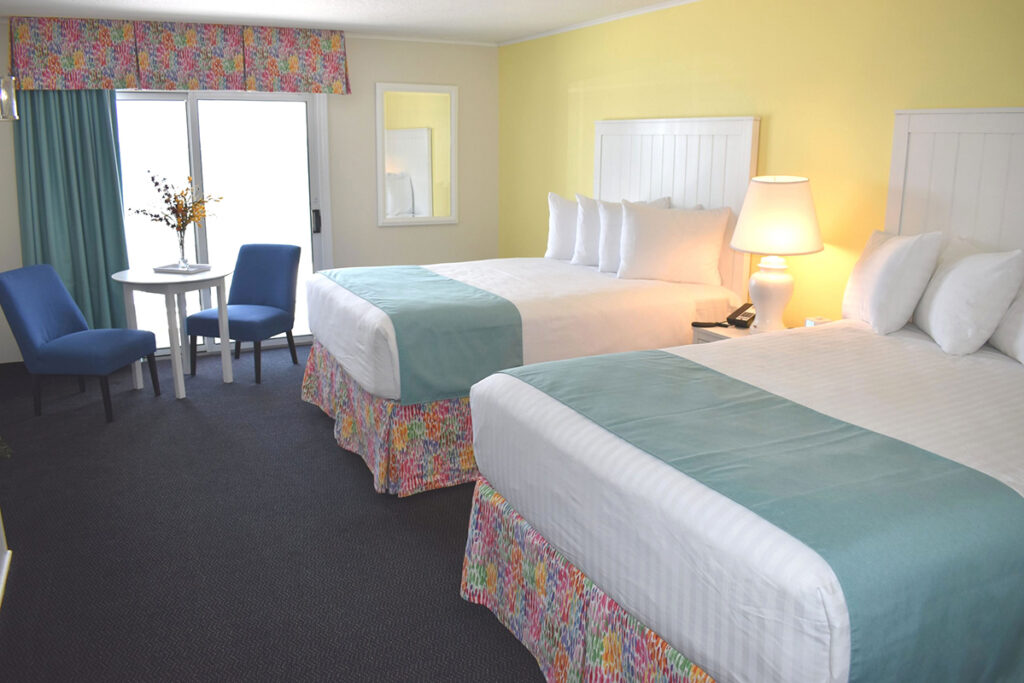 USA_Michigan_Breakers Resort & Beach Bar_Queen Guest Room