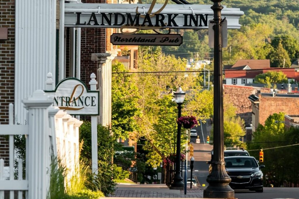 USA_Michigan_Landmark Inn_Entrance