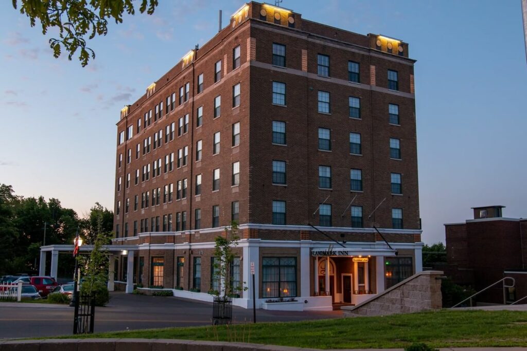 USA_Michigan_Landmark Inn_Exterior