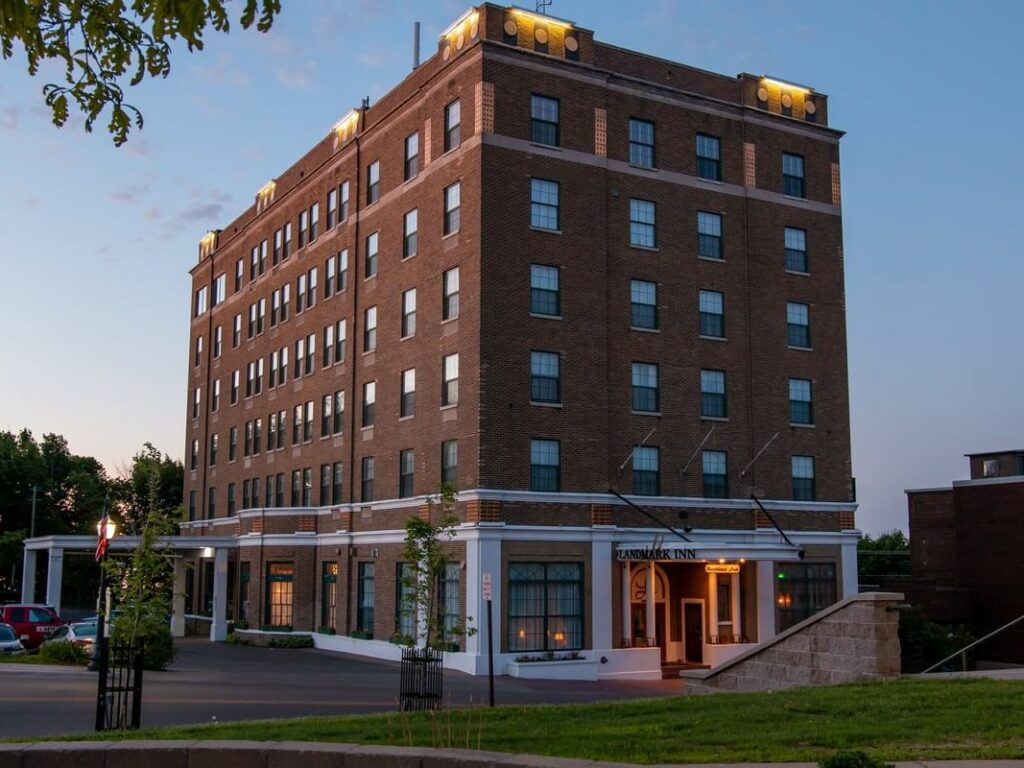 USA_Michigan_Landmark Inn_Exterior