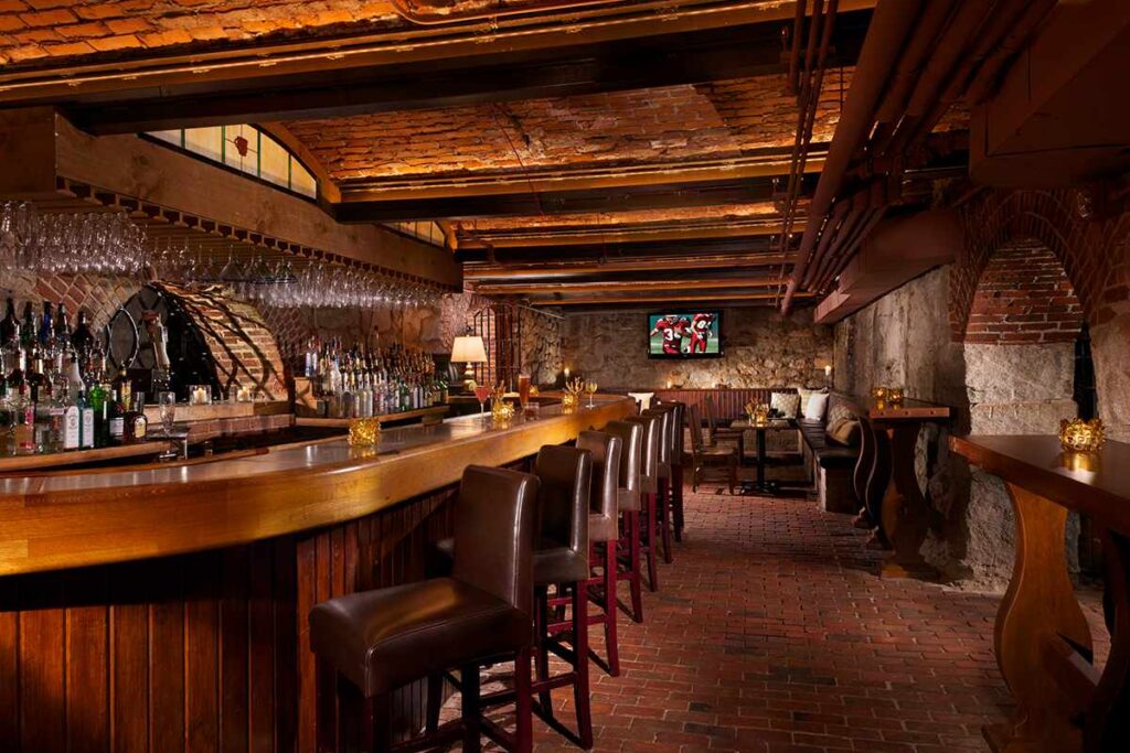 USA_New-Hampshire_Omni-Mount-Washington_The-Cave-Bar-1