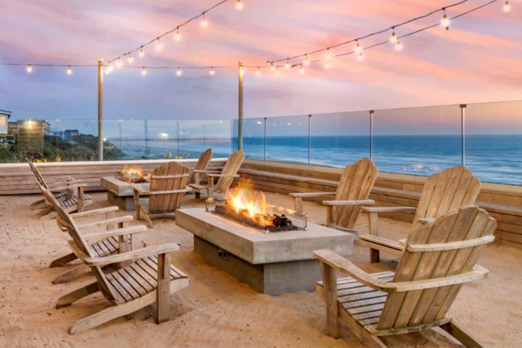 USA_Oregon_Elizabeth Oceanfront Suites_Fireplace_