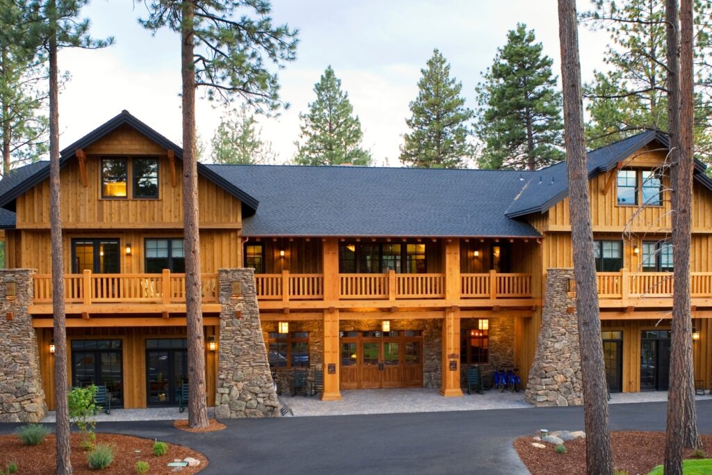 USA_Oregon_FivePine_lodge-exterior-summer (11)_lodgeowned