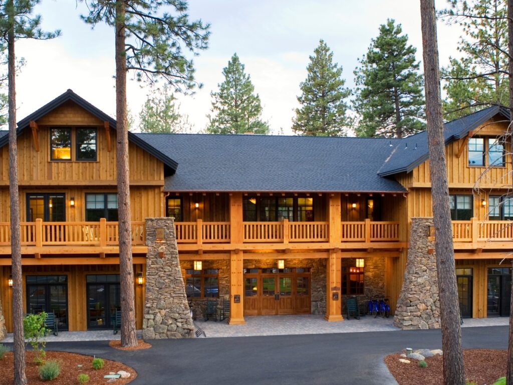 USA_Oregon_FivePine_lodge-exterior-summer (11)_lodgeowned