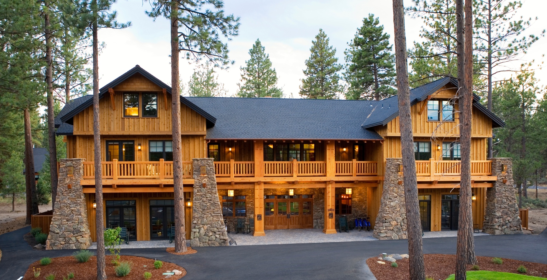 USA_Oregon_FivePine_lodge-exterior-summer (11)_lodgeowned