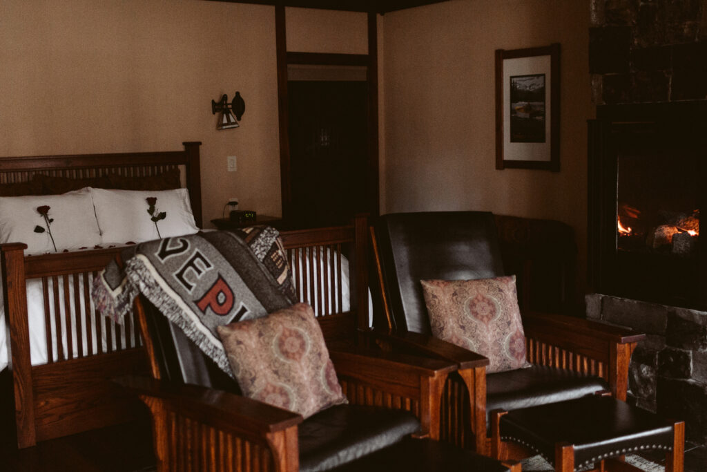 USA_Oregon_FivePine_serenity-interior-bed 1_lodgeowned