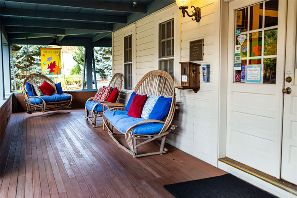 USA_Oregon_Prospect Historic Hotel_Porch