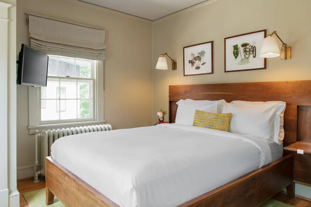 USA_Virginia_Oakhurst Inn_Guest Room_