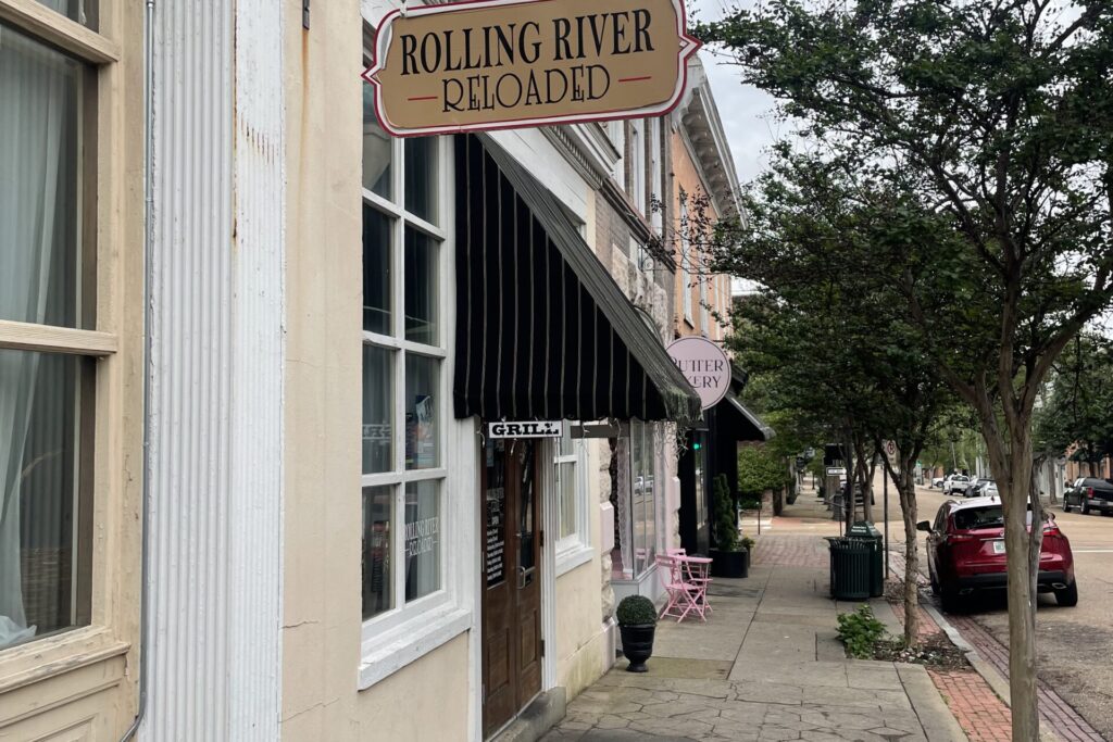 Rolling River Reloaded restaurant in Natchez