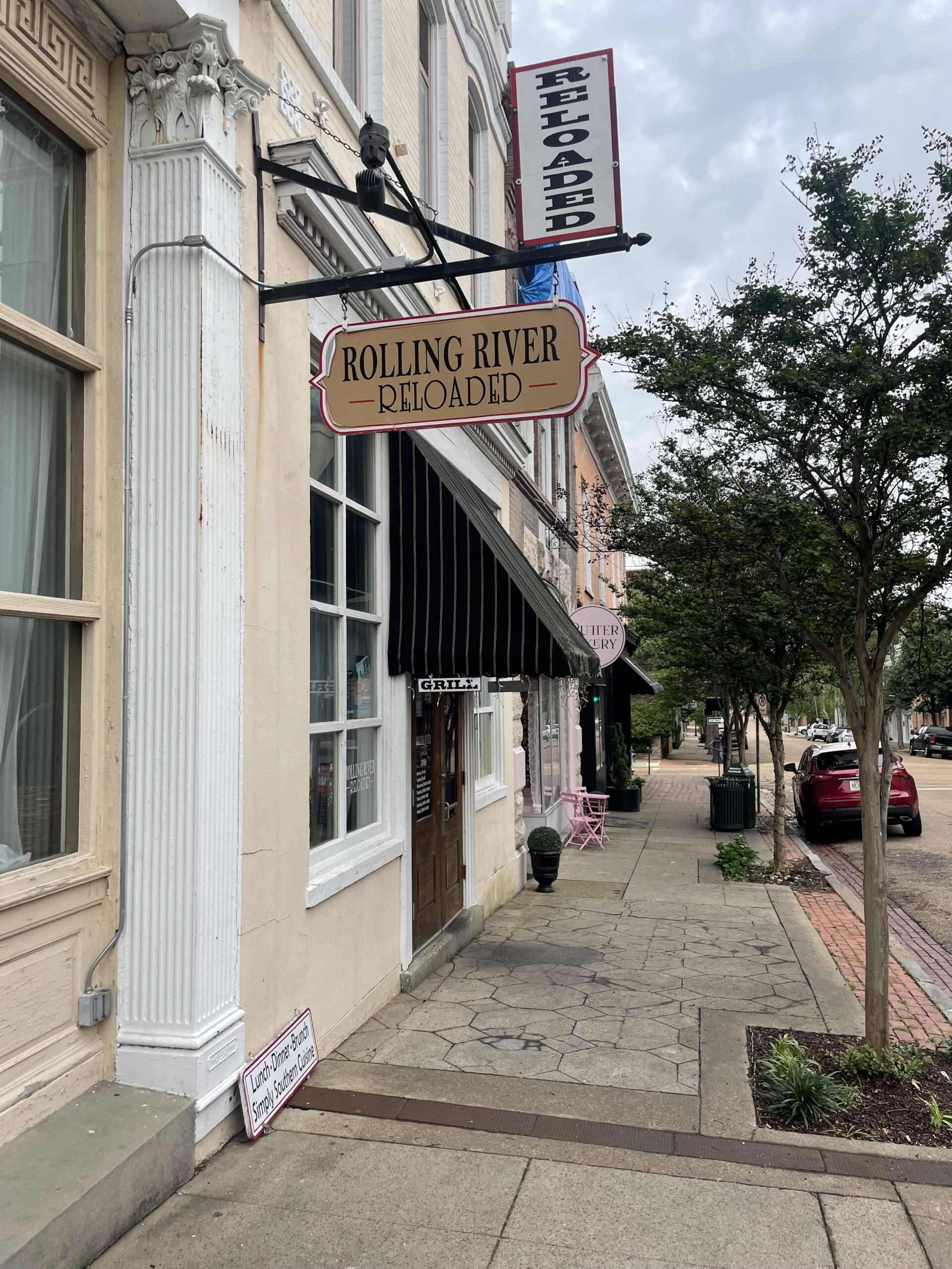 Rolling River Reloaded restaurant in Natchez