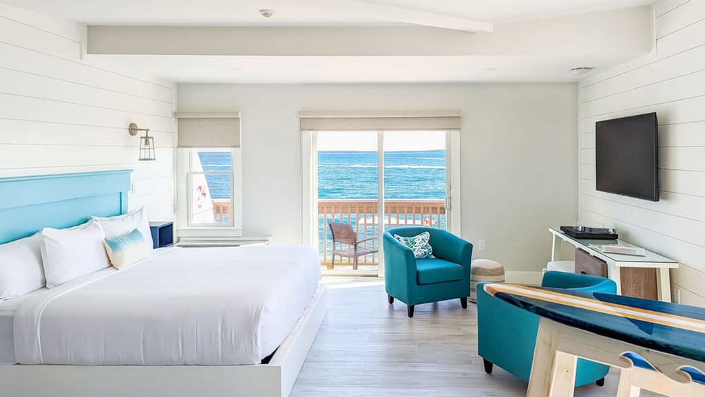 Hotel king guest room with ocean view