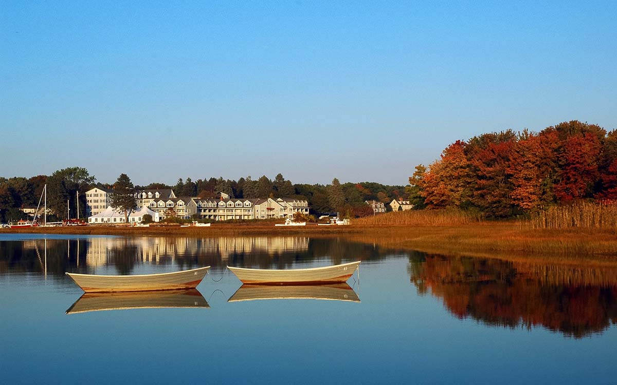 Exterioras seen from the lake with canoes