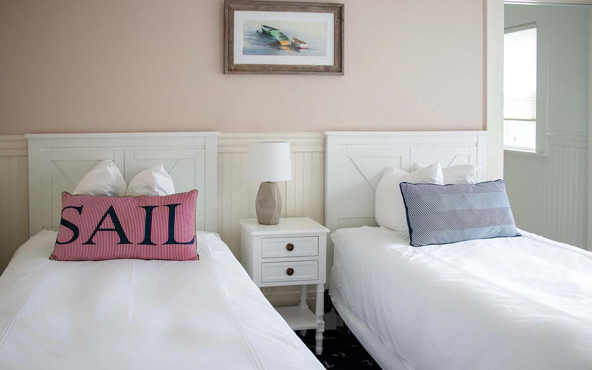 Guest room with two twin beds