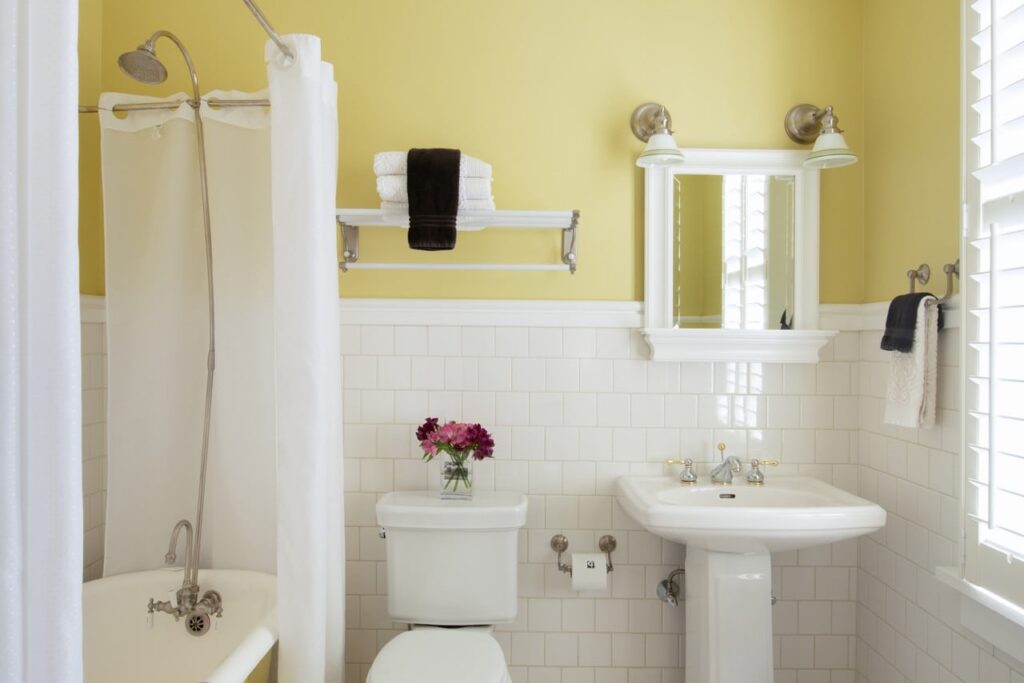 Guest room bathroom