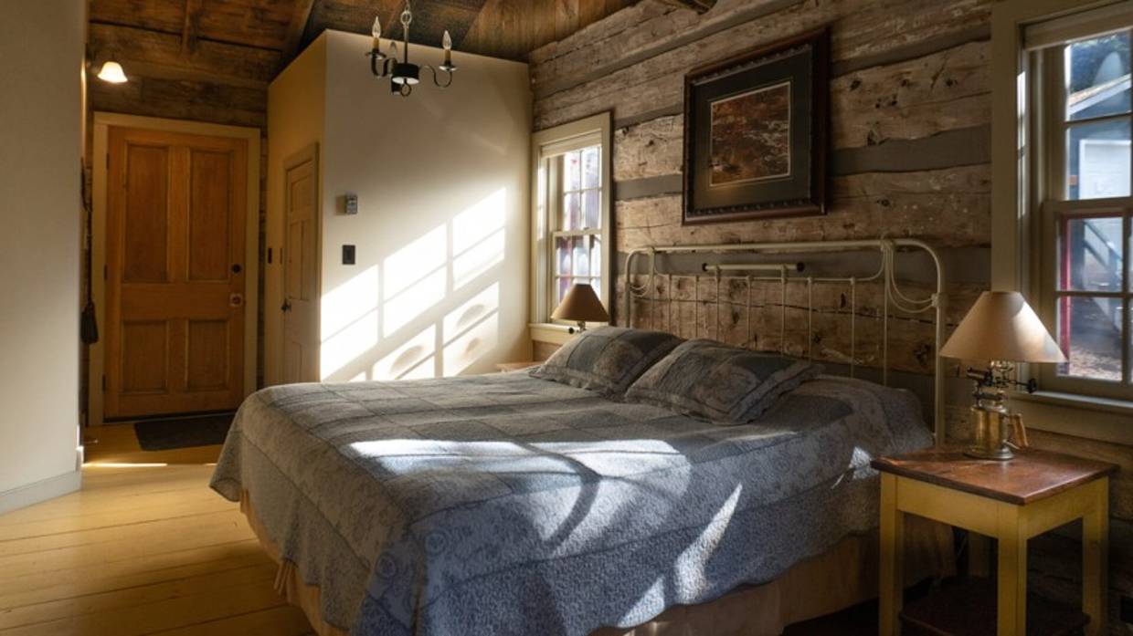 Guest room in Bartlett Lodge